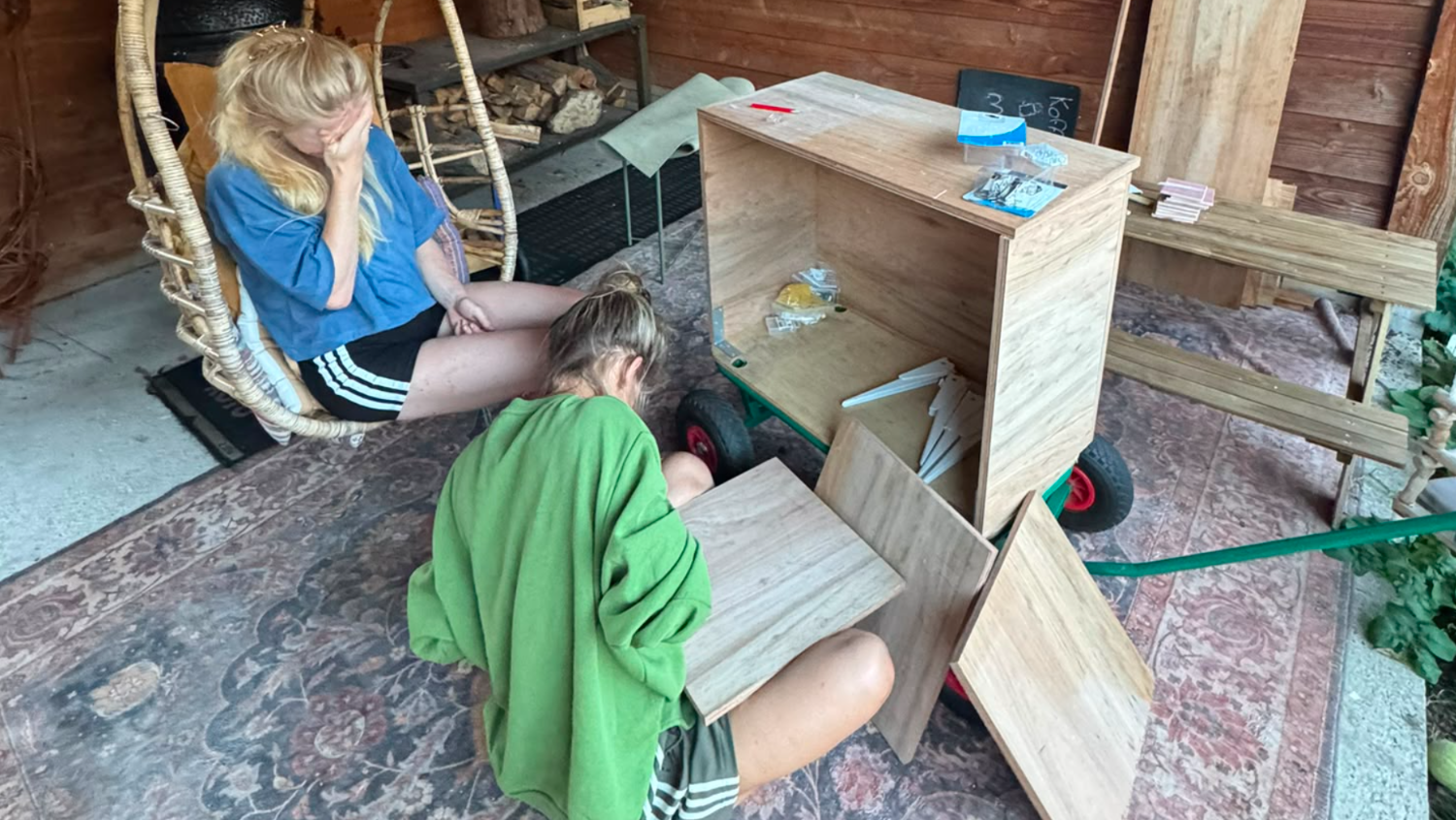 Simone en Anne bouwen samen aan de koffiekar