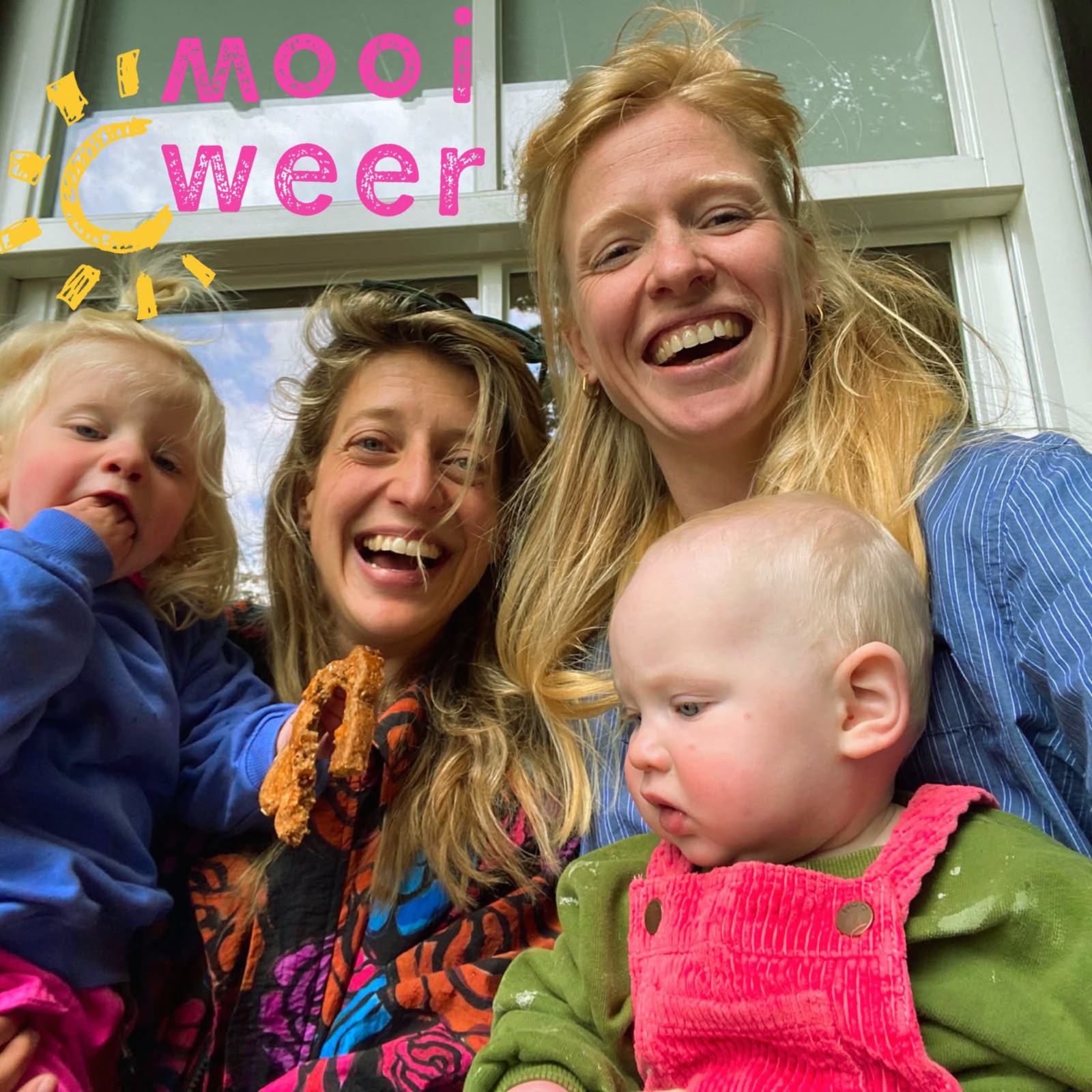 Simone en Anne lachend samen met hun kinderen